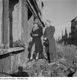 Dresden. Gedenken am Totensonntag vor einer Ruine