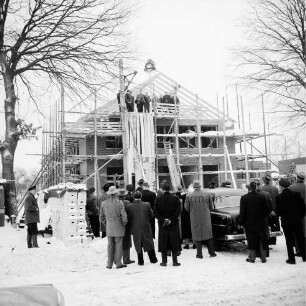 Glashütter Kirchenweg: Richtfest des Rathauses: vorne Gäste, Winterbild