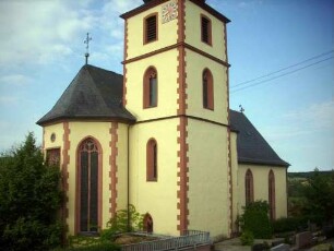 Kirche von Nordosten - Kirchturm im Kern Romanisch-Obergeschosse sowie Langhaus 1612-14 im Rahmen der Gegenreformation neu erbaut