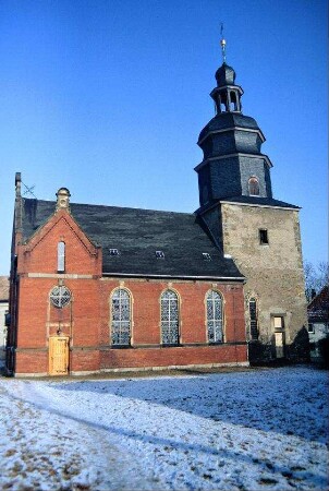 Gesamtansicht der Kirche, älterer Turm und jüngeres Langhaus