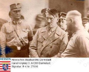 Frankfurt am Main, 1933 Febr. 23 / NS-Kundgebung in der Festhalle / Gruppenaufn., v.l.n.r.: Adolf Hitler (1889-1945), Mitte, und Jakob Sprenger (1884-1945), 3.v.l.
