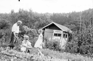 Freiburg: Familie arbeitet im Schrebergarten