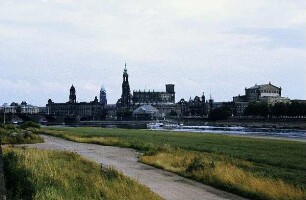 Dresden. Blick von Neustädter Ufer über die Elbe auf die Altstadt mit Brühlscher Terrasse, Kathedrale und Semperoper
