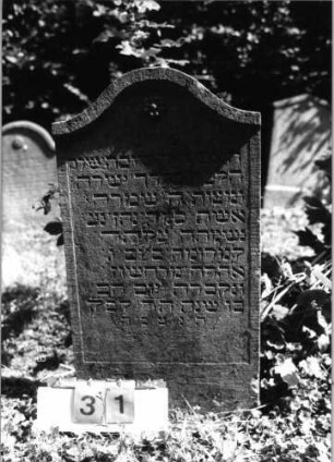 Grabstein 31 (Index: 99796329) Material: Sandstein Zustand: gut Maße HxBxT: 94x51x11 cm Beschreibung: Stele, Konvexbogenabschluß mit Verdachung, Schriftfeld eingetieft Symbolik: Blüte, Ranke: Grabstein 31