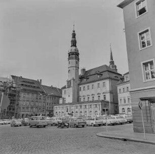 Rathaus Bautzen : Außenansicht Raushaus mit Autos auf dem Hauptmarkt