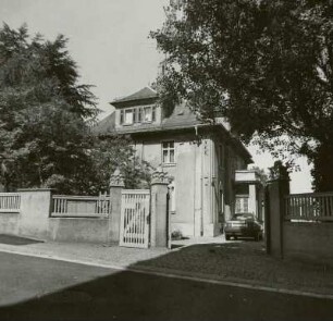 Glauchau, Am Bürgerheim 2, Villa, Straßenansicht mit Einfriedung