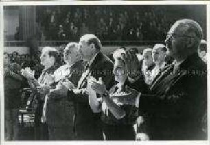 Wilhelm Pieck und DDR-Regierungsmitglieder bei der Eröffnung des 3. FDGB-Kongresses