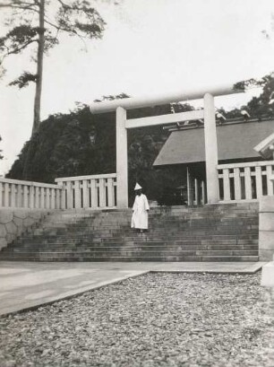Seoul (Keijō), Korea, Südkorea. Japanischer Daijingu-Tempel, Filiale des Shinto-Tempels in Ise. Aufgang und großer Torii zum Hauptheiligtum (moderner Betonbau)