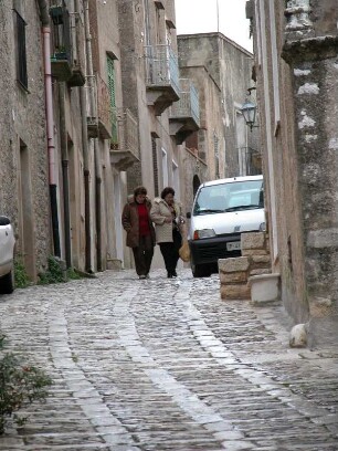 typische alte Gasse in der Stadt Erice
