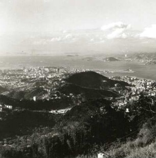 Rio de Janeiro, Brasilien. Blick vom Corcovado über die Stadt nach Nordosten gegen die Bucht von Rio de Janeiro