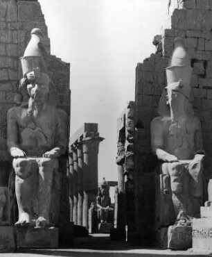 Luxor. Tempel von Luxor. Pylon Ramses II. (1291ante/1185ante). Mittlerer Abschnitt der Hauptfront