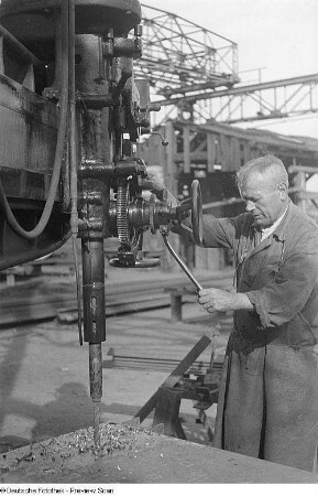 Aufnahmen vom Bau einer Brücke : Arbeiter an der Bohrmaschine
