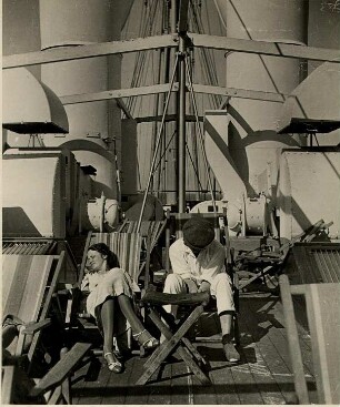 Auf dem Passagierschiff "Hansestadt Danzig" des Seedienstes Ostpreußen. Passagiere bei einem Mittagsschläfchen auf dem Schiffsdeck zwischen Schornsteinen