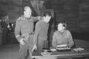 Szenenbilder aus dem Drama "Der Gesang im Feuerofen" von Carl Zuckmayer am Schillertheater Berlin : Szene mit Carl Kuhlmann als Catonnier (vorne, links) und Peter Mosbacher (vorne, Mitte)