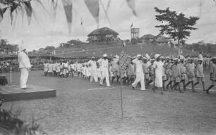 Feier zur Krönung von König Georg VI. : Parade vor dem britischen Statthalter von Akure während einer Feier anlässlich der Krönung des britischen Königs Georg VI.