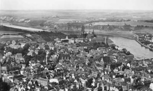 Meißen. Stadtzentrum mit Burgberg und Elbe. Luftbild-Schrägaufnahme von Südsüdwest