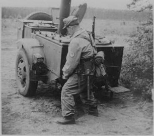 Übung der Kampfgruppen des Eisenwerks Erla, Verpflegung mittels einer Gulaschkanone : Übung der Kampfgruppen des Eisenwerks Erla