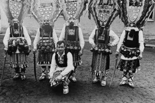 Männer in traditionellen Kostümen des Karneval (Busójaras)