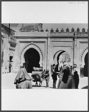 Stadtor in Fés : Ein Stadttor in der marokkanischen Stadt Fès