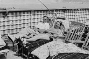 Reisefotos Griechenland. Vor der Insel Delos. Schiffsreisende an Deck der "Milwaukee" beim Sonnenbaden