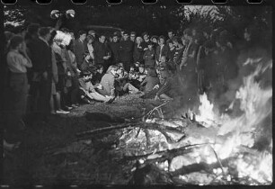 Lagerfeuer bei einer Sonnwendfeier in Volkspark Friedrichshain, 1966. SW-Foto © Kurt Schwarz.