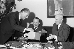 Freiburg: Rathaus, Amerikanischer Botschafter George C. Mc Ghee, Generalkonsul Paul Sweet, Dr. Clark beim Oberbürgermeister