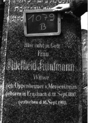 Grabstein 1079 (Index: 100102422) Material: schwarzer Granit Zustand: gut erhalten Maße HxBxT: 205x56x22 cm Beschreibung: Obelisk: Grabstein 1079B