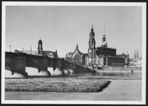 Dresden, Schloß und Hofkirche und Augustusbrücke : Dresden. Blick vom Neustädter Ufer über die Elbe auf Residenzschloss und Hofkirche