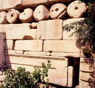 Paros, Paríkia. Kastron. Kastron auf dem Frurion. Ionisches Eierstabornament von einem Tempel des 6. Jh. v. Chr. Sett9