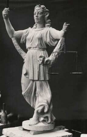Görlitz. Rathaustreppe. Justitia. Schlesischer Sandstein, nach Fotos rekonstruiert 1952, Werkstatt Werner Hempel, Dresden. Kurz vor der Fertigstellung