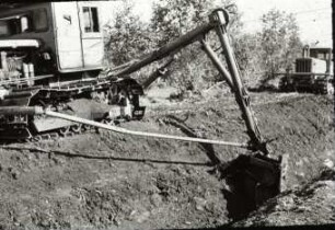 Grabenreiniger KOM-80, aufgebaut auf Traktor S-80