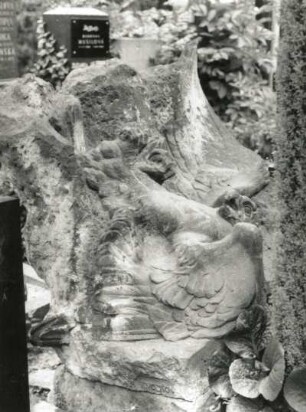 Grabmal für Frantisek Kukla : Grabmal für Frantisek Kukla. Sandstein (vor 1983; B. Benda). Gestürzter Adler. Prag-Královské Vinohrady, Olšaner Friedhof