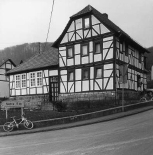 Wohnhaus mit Saalbau, ehem. Schule; Herleshausen, Osterlochweg 1