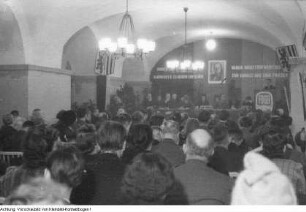 Dresden. Stadtverwaltung Dresden: Im Keller des Rathauses fand im Februar 1950 die Wahl der Betriebsgewerkschaftsleitung statt, 1950
