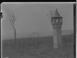 Gedenksäule am Friedhofsrand für einen von einem Kranken tödlich verletzten Krankenpfleger
