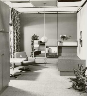 Bett : Jugendzimmermöbel (1973; VEB Südthüringer Möbelwerke Themar). Ansicht mit Anbauwand, Bett, Sessel und Couchtisch