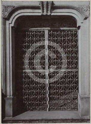 Ziergitter am Portal der Grabkapelle Baumgarth auf dem Gnadenfriedhof Hirschberg