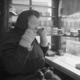 Verkäuferin in einem Kiosk : Warschau, Verkäuferin in einem Kiosk