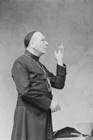 Szenenbilder aus "Montserrat" von Emmanuel Roblès (Bühnenbild: Heinrich Kilger). Kammerspiele (Deutsches Theater) Berlin, 20.06.1957 : Mit Walter Lendrich, Adolf Peter Hoffmann als Geistlicher u. a