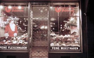 Freiburg: Vor der Metzgerei Gruninger, Ladenfront