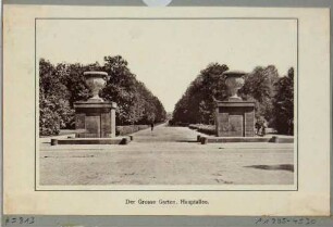 Der Eingang in den Großen Garten in Dresden am westlichen Ende der Hauptallee mit den beiden Vasen von Antonio Corradini