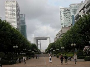 Geschäftsviertel La Defense mit dem Großen Bogen (La Grande Arche)
