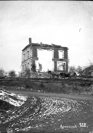Erster Weltkrieg : Pferdefuhrwerk vor kriegszerstörter Hausfassade in Apremont