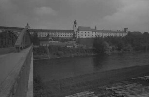 Lambach: Stift von der Traunbrücke