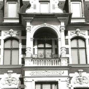 Cottbus, Karl-Liebknecht-Straße 117. Wohnhaus (1896), Erker (1. Obergeschoss)