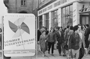 Dresden-Altstadt, Ernst-Thälmann-Straße 25. HO-Warenhaus "Howa", Sommerschlussverkauf.