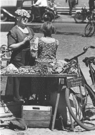 Hansestadt Lüneburg. Marktfrauen an ihren Ständen