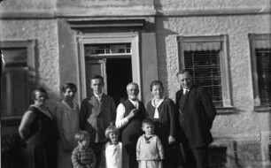 Familie Krauße vor ihrem Haus : Hermann Krauße (Bildmitte)