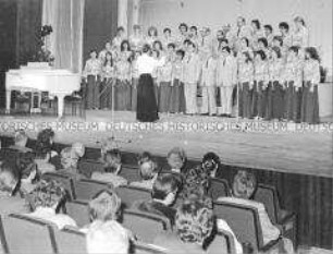 Gesangsdarbietung zum "Fest des Friedens und der Freundschaft" der DSF anlässlich des 70. Jahrestages der Oktoberrevolution in Berlin (Ost)