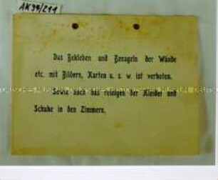 Schild "Das Bekleben und Benageln der Wände ..."